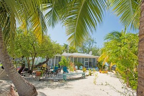 Terrace/patio - Rum Sands - A Charming Cottage on the Bioluminescent Bay! Call Cayman Villas! (Cayman Kai)
