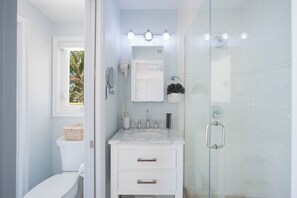 Combined shower/bathtub, towels, soap, shampoo - Fischer's Reef: Spacious, Luxury Beach Villa w/ Heated Infinity Pool & Amazing Snorkeling (Rum Point)