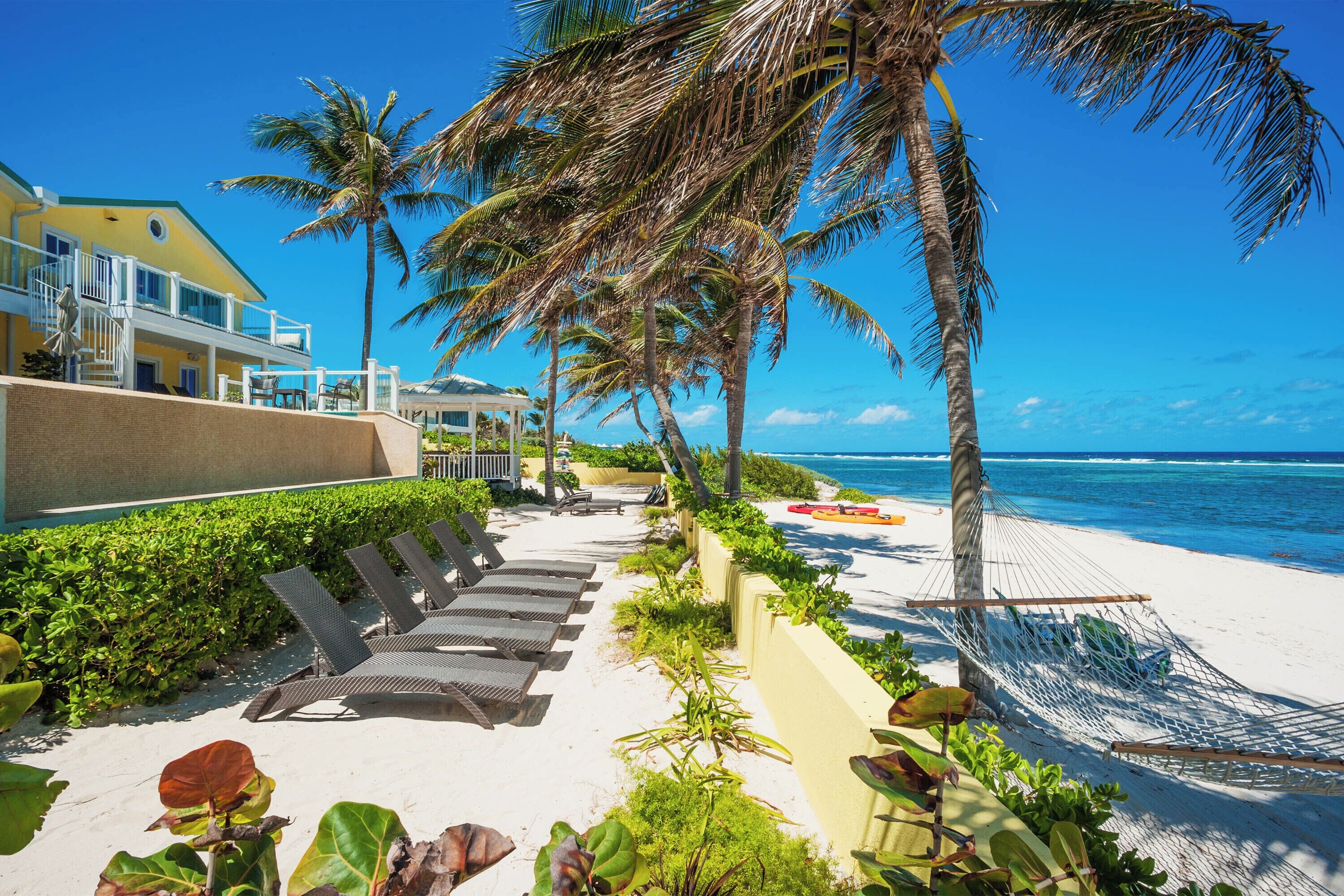 På stranden, solsenger og strandhåndklær