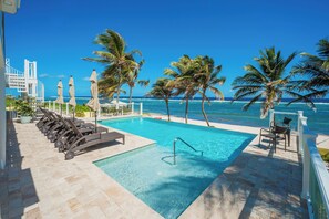 A heated pool - Fischer's Reef: Spacious, Luxury Beach Villa w/ Heated Infinity Pool & Amazing Snorkeling (Rum Point)