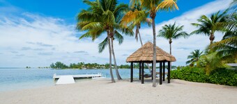 Treasure Cove – Luxurious private villa with pool and boat dock in Cayman Kai