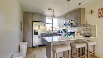 Kühlschrank, Mikrowelle, Herdplatte, Geschirrspüler