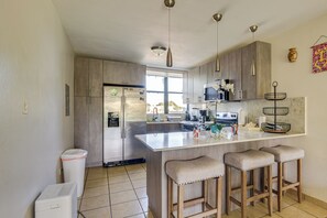 Kühlschrank, Mikrowelle, Herdplatte, Geschirrspüler