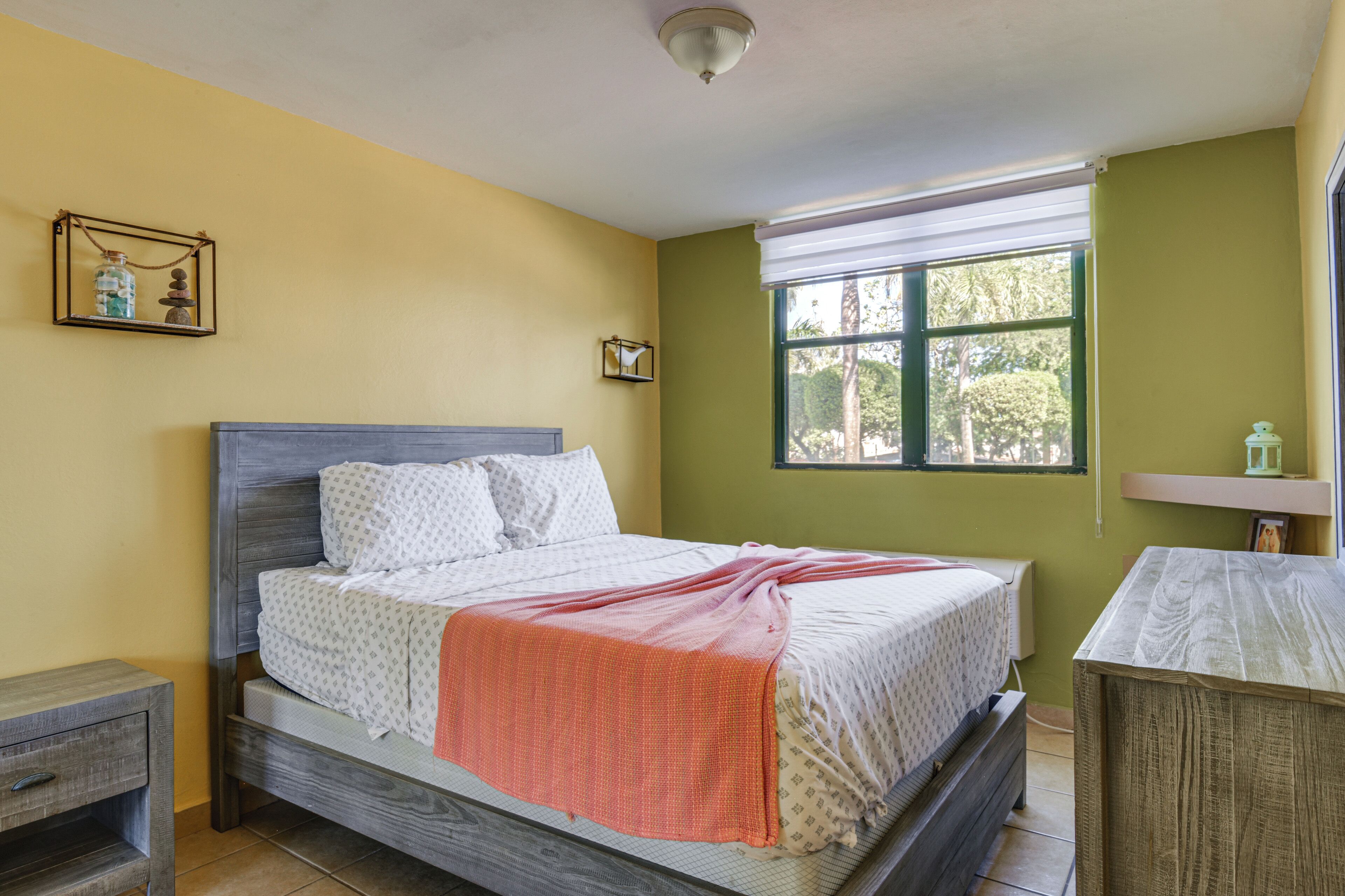 3 quartos, ferros/tábuas de passar roupa, acesso à internet