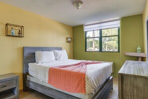 3 quartos, ferros/tábuas de passar roupa, acesso à internet