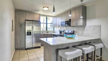 Refrigerador, microondas, parrilla de estufa y lavavajillas