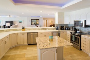 Full-sized fridge, microwave, oven, stovetop - Twin Palms: Beach House w/ 60-ft Pool + Heated Spa in Rum Point (Rum Point)