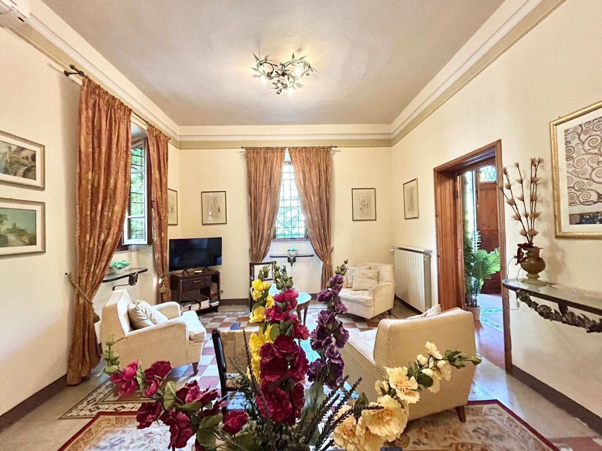 Télévision, cheminée, lecteur de DVD