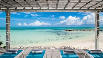 Plage, chaises longues, serviettes de plage