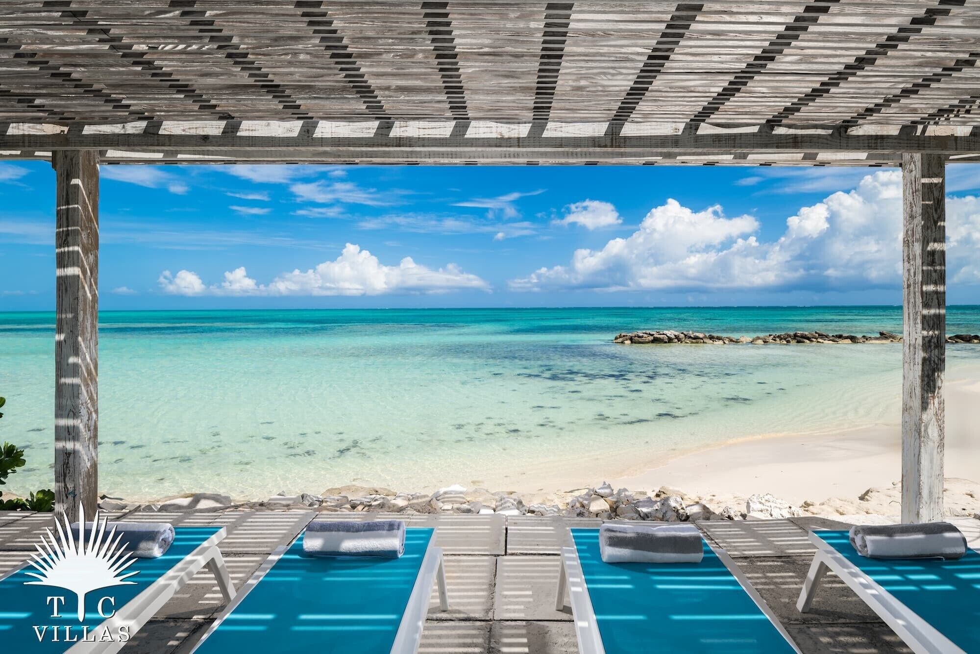 En la playa, camastros y toallas de playa 