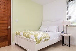 5 bedrooms, iron/ironing board, Internet, bed sheets - TC Villas -Castaway -Luxury Beachfront for Extended Families & Groups (Providenciales)