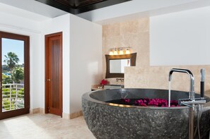 Bañera, secador de pelo y toallas