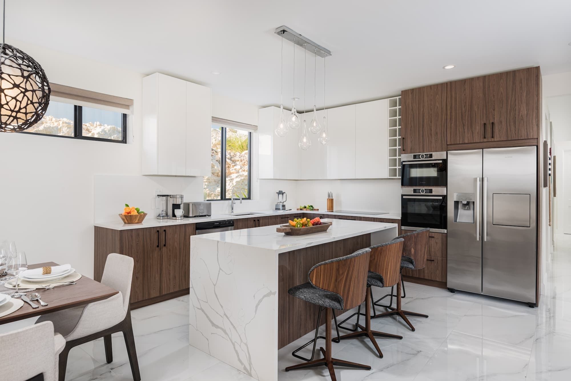 Kühlschrank, Mikrowelle, Ofen, Wasserkocher mit Kaffee-/Teezubehör