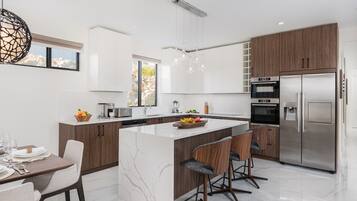 Kühlschrank, Mikrowelle, Ofen, Wasserkocher mit Kaffee-/Teezubehör