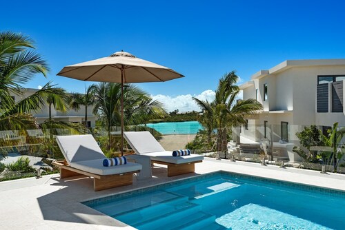 TC Villas -Evie -Modern Villa w/ Pool, Kayaks & Access to Beach
