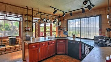 Kühlschrank, Mikrowelle, Herdplatte, Geschirrspüler