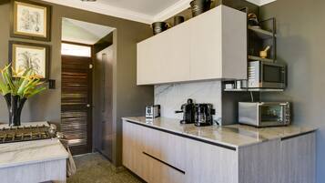 Refrigerador, microondas, parrilla de estufa y lavavajillas