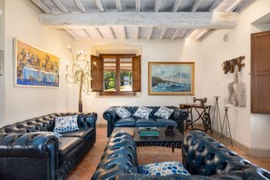 Fernseher, Kamin, Tischfußball, Stereoanlage