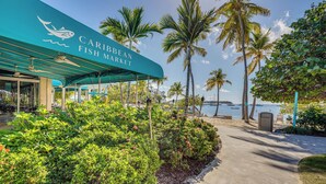 Le marché aux poissons des Caraïbes, avec vue sur l’océan et les palmiers.