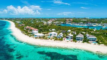 Nära stranden, solstolar och strandhanddukar