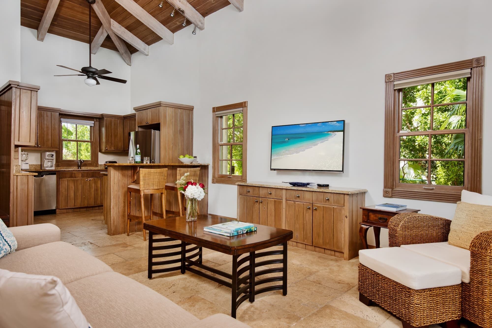 Een televisie en een stereo