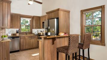 Een koelkast, een magnetron, een oven, een kookplaat