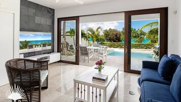 Een televisie en een stereo