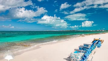 Sulla spiaggia, lettini da mare