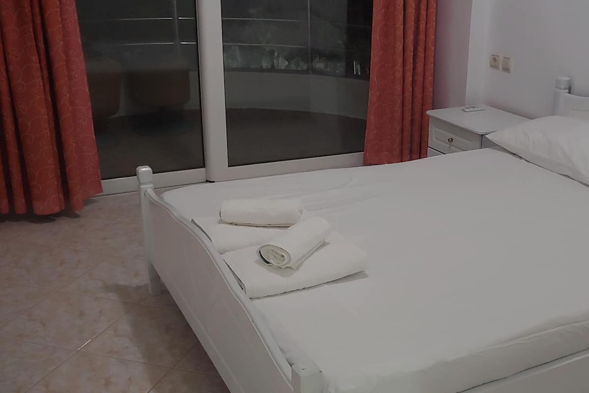 Tweepersoonskamer, balkon, uitzicht op zee | Gratis wifi, beddengoed