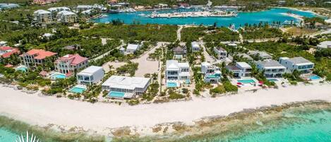 Plage, chaises longues, serviettes de plage