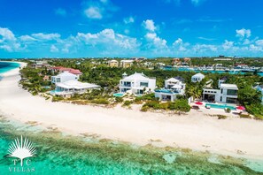 Plage, chaises longues, serviettes de plage
