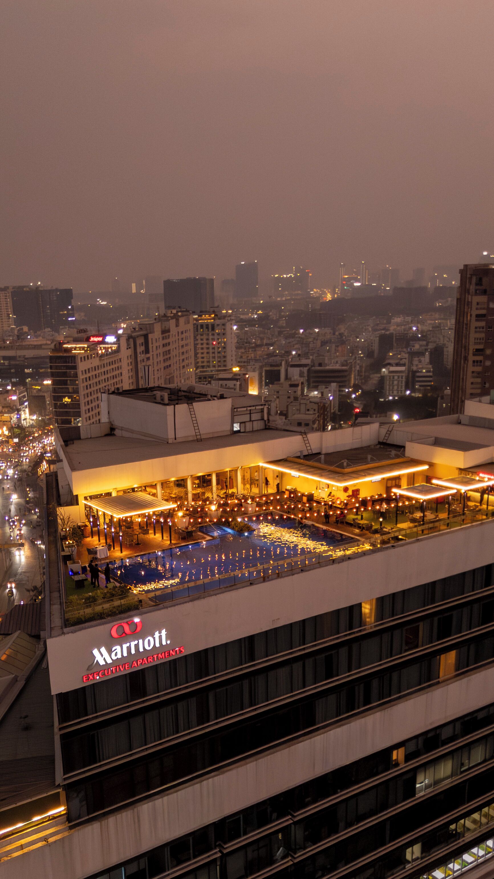 Edificio de Marriott Executive Apartments con área de piscina en la azotea.