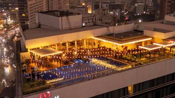 Edificio de Marriott Executive Apartments con área de piscina en la azotea.