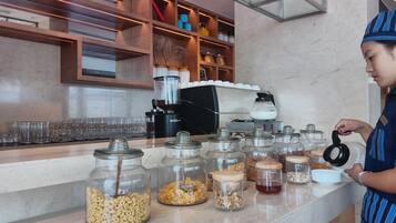 Eine Küchenarbeitsplatte mit verschiedenen Lebensmitteln und einer Kaffeemaschine.