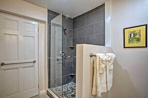 Gratis toiletartikelen, een haardroger, handdoeken