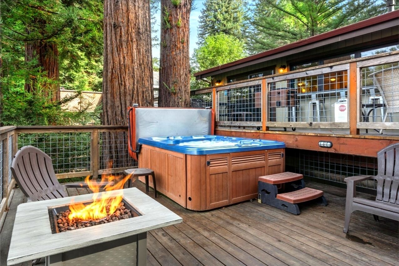 Lily Pad: Perfect Riverfront Resort! HotTub/On River/Game Room/Pup OK/ WiFi
