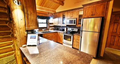 Private Hot Tub! Log Cabin on Quiet Street. Walk/Drive to Dining, Concerts