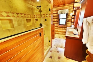 Combined shower/tub, hair dryer, towels