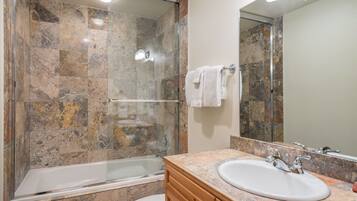 SĂšche-cheveux, serviettes fournies