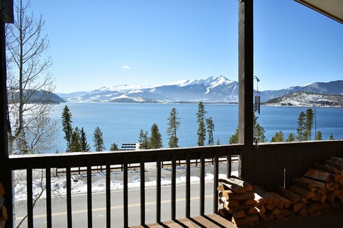 Pet Friendly on Lake! Walk to Amphitheater, Marina, Parks, Events. Big Deck