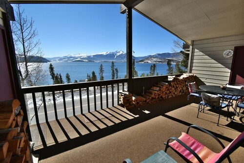 Pet Friendly! Lakefront, Top Floor, Deck. Walk to Park, Concerts, Marina