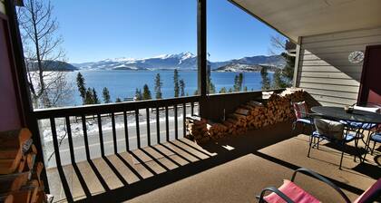 Pet Friendly! Lakefront, Top Floor, Deck. Walk to Park, Concerts, Marina