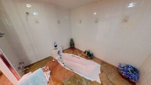 Baignoire, séchoir à cheveux, serviettes fournies