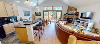 Private Hot Tub, Lift Chairs. On River Rec Trail. Easy Drive to Dine, Shop