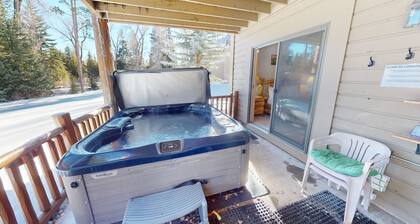Private Hot Tub, Lift Chairs. On River Trail. Easy Drive to Dining, Shops