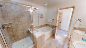 Combined shower/bathtub, jetted bath, hair dryer, towels - Private Hot Tub, Lift Chairs. On River Rec Trail. Easy Drive to Dine, Shop (Silverthorne)
