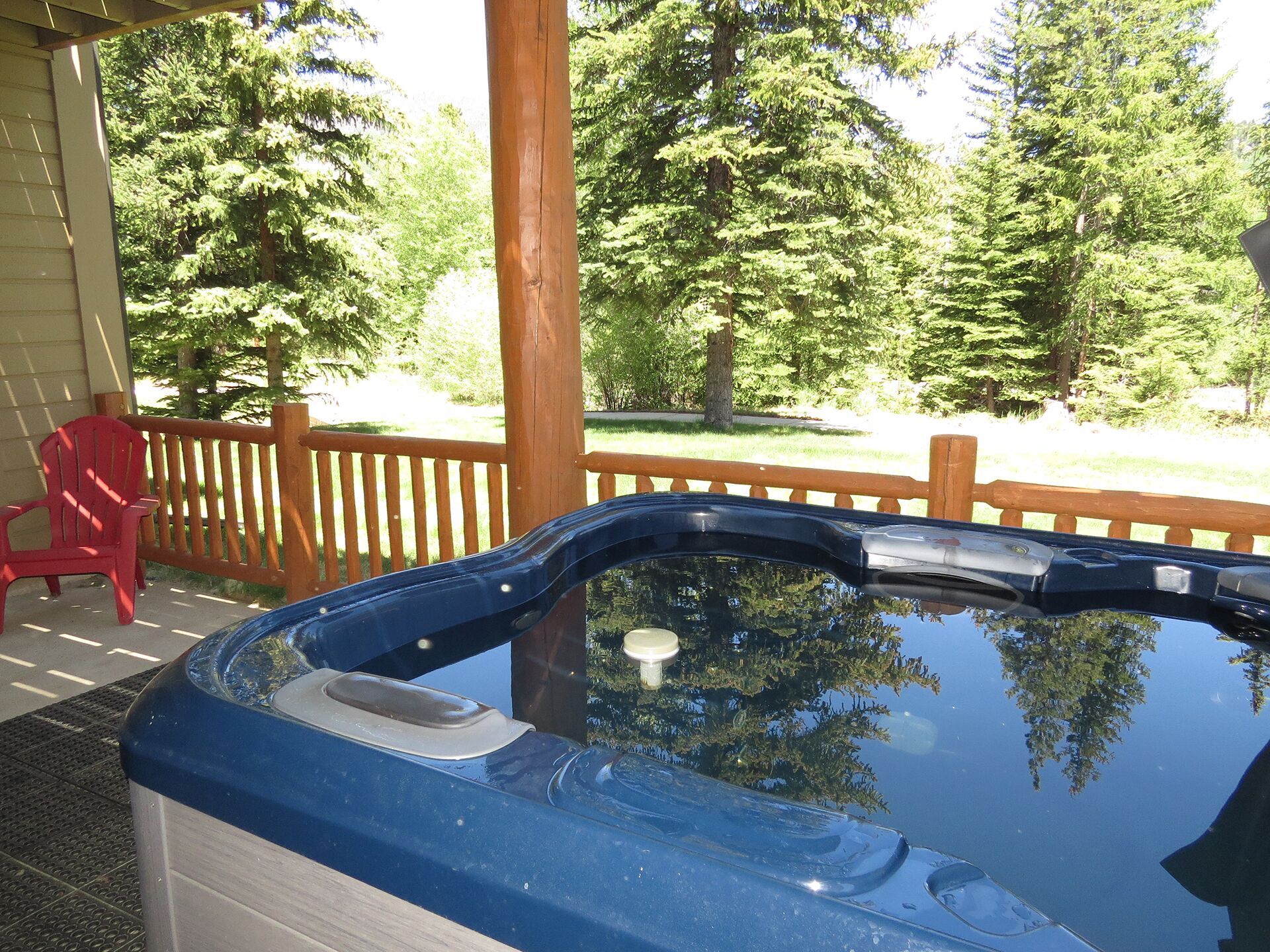 Private Hot Tub, BIG Deck, Lift Chairs. On River Trail. Easy Drive to Town