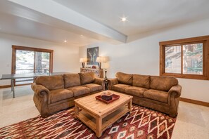 Een televisie, een open haard en een tafeltennistafel