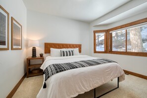 4 slaapkamers, een strijkplank/strijkijzer, gratis wifi, beddengoed