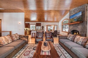 Een televisie, een open haard en een tafeltennistafel